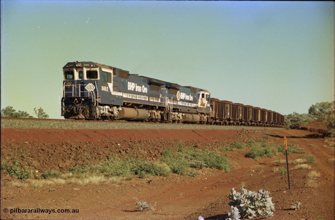 231-01
Yandi Two balloon loop, BHP Iron Ore 5652 'Villanueva' serial 8412-09 / 93-143 an Goninan WA rebuild CM40-8M GE unit loads a train at 1.2 km/h with second unit 5650. [url=https://goo.gl/maps/3vQHZqBXNa32]GeoData[/url].
Keywords: 5652;Goninan;GE;CM40-8M;8412-09/93-143;rebuild;AE-Goodwin;ALCo;M636C;5482;G6061-3;