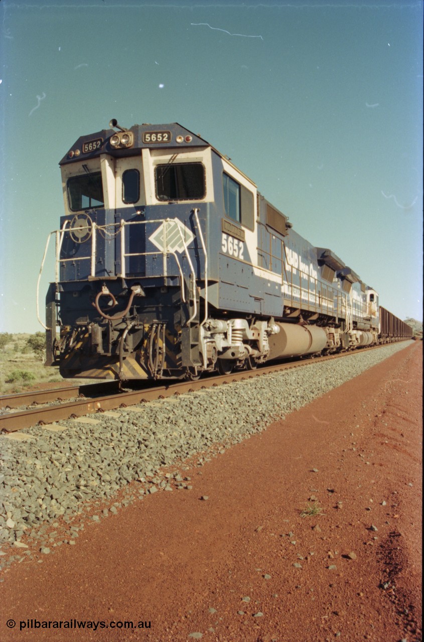 231-12
Yandi Two balloon loop, BHP Iron Ore 5652 'Villanueva' serial 8412-09 / 93-143 an Goninan WA rebuild CM40-8M GE unit loads a train at 1.2 km/h with second unit 5650. [url=https://goo.gl/maps/3vQHZqBXNa32]GeoData[/url].
Keywords: 5652;Goninan;GE;CM40-8M;8412-09/93-143;rebuild;AE-Goodwin;ALCo;M636C;5482;G6061-3;