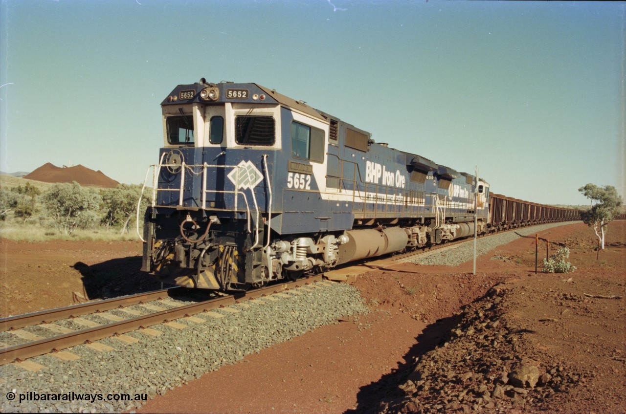 231-33
Yandi Two balloon loop 316.2 km grade crossing, BHP Iron Ore 5652 'Villanueva' serial 8412-09 / 93-143 an Goninan WA rebuild CM40-8M GE unit loads a train at 1.2 km/h with second unit 5650. [url=https://goo.gl/maps/N6VUeKeBS682]GeoData[/url].
Keywords: 5652;Goninan;GE;CM40-8M;8412-09/93-143;rebuild;AE-Goodwin;ALCo;M636C;5482;G6061-3;