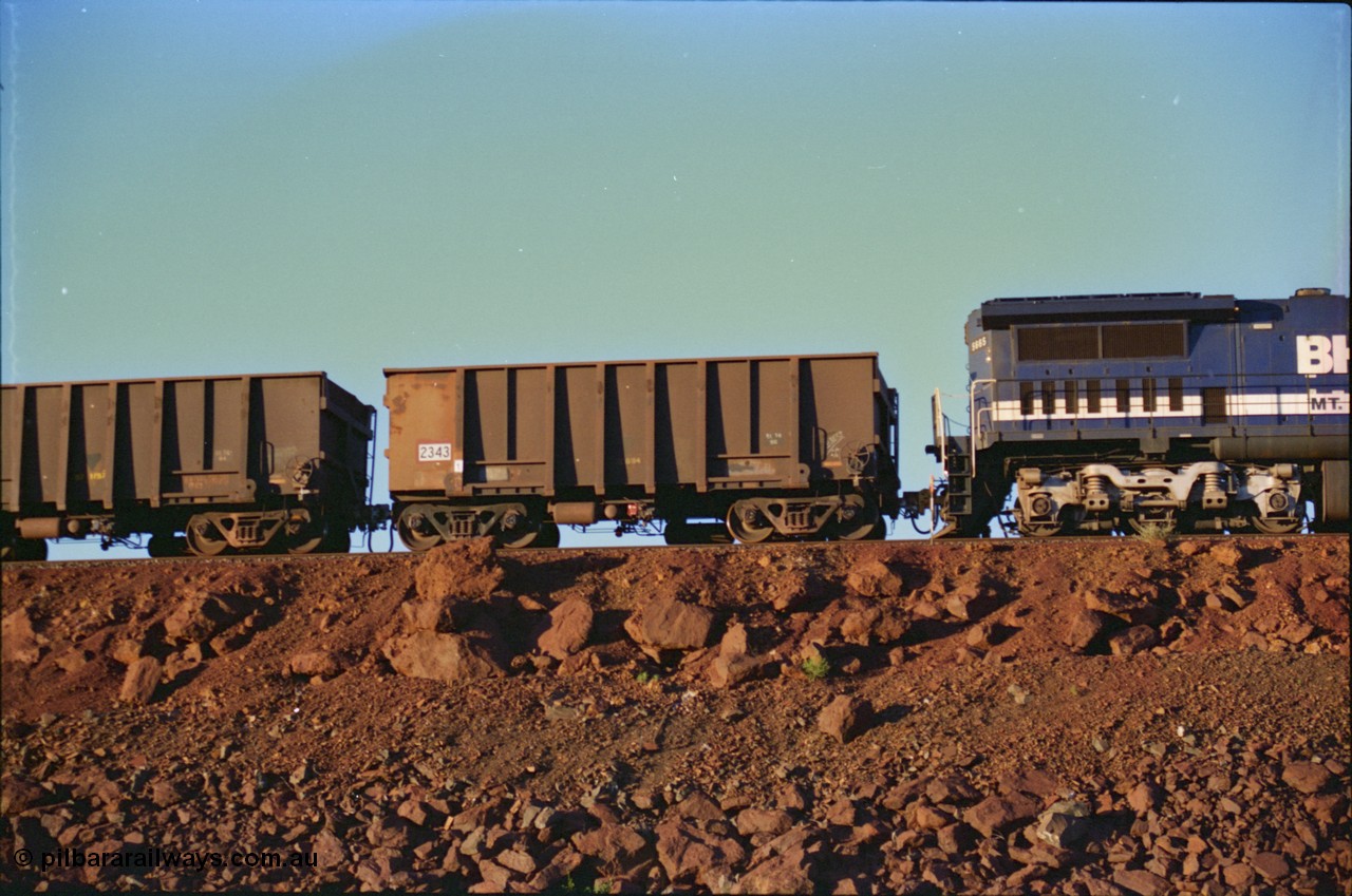 232-09
Yandi One balloon loop, BHP Iron Ore waggon 2343 built by Comeng WA as one of the second batch of one hundred and eighty three waggons built between 1969 and 1970. The white body panel signifies the rotary coupler end. February 1997. [url=https://goo.gl/maps/JhTwdFuTRZo]GeoData[/url].
Keywords: 2343;1969-70/183-164;Comeng-WA;