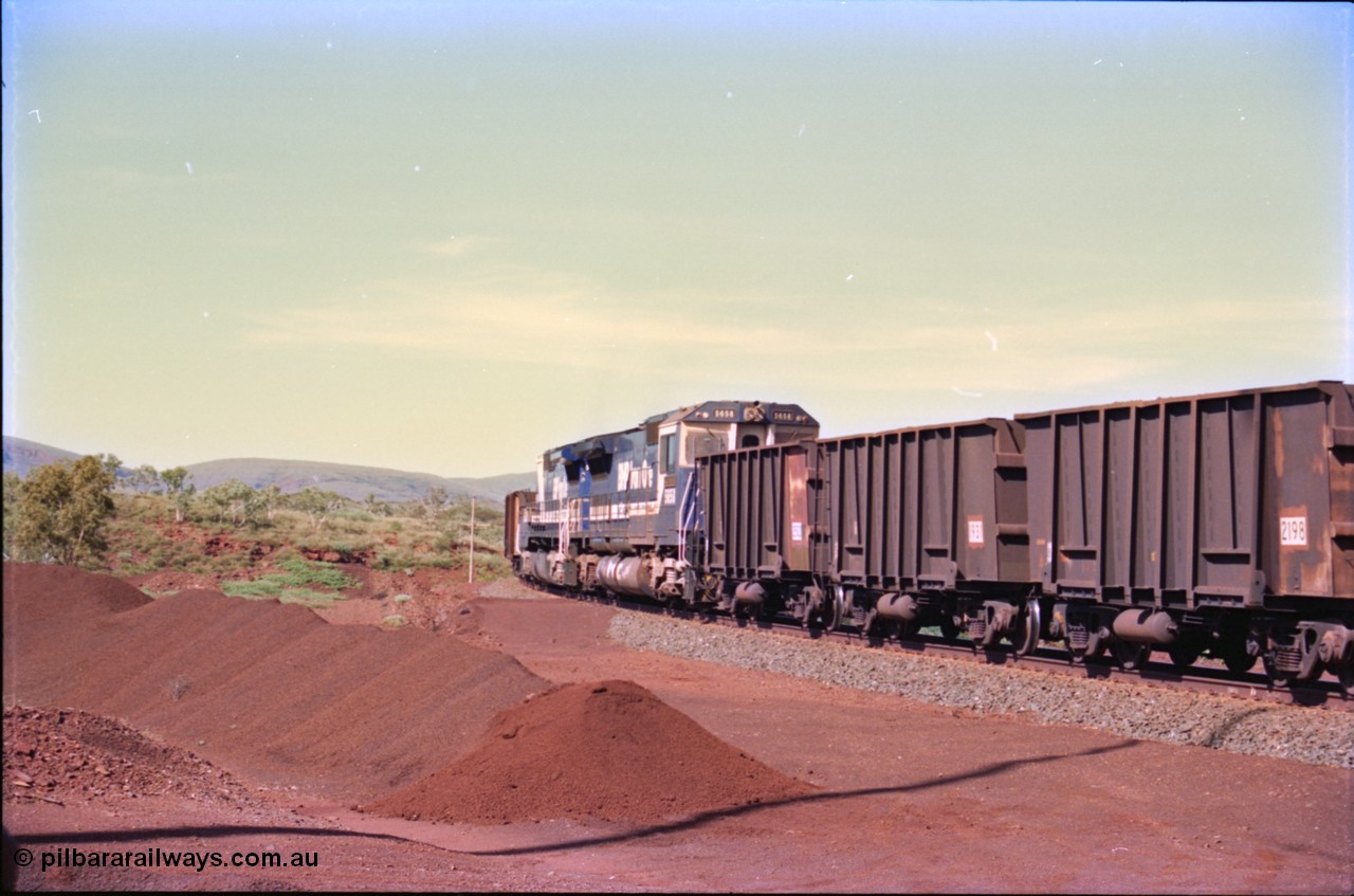 232-23
Yandi One balloon loop, as a train is being loaded the mid-train remotes approach, waggons are standard Comeng WA builds. 18th of February 1997. [url=https://goo.gl/maps/qrCg6FjBfS22]GeoData[/url].
