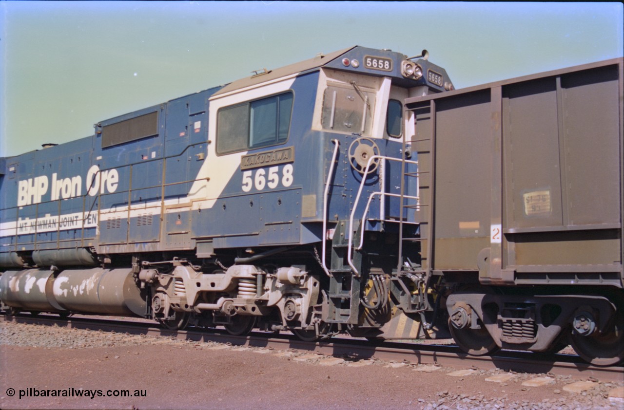 232-28
Yandi One balloon loop, as a train is being loaded the mid-train remotes approach, Goninan rebuild CM40-8M GE unit 5658 'Kakogawa' serial 8412-03 / 94-149 shows the cab front with the sheet metal windscreen protectors. 18th of February 1997. [url=https://goo.gl/maps/qrCg6FjBfS22]GeoData[/url].
Keywords: 5658;Goninan;GE;CM40-8M;8412-03/94-149;rebuild;AE-Goodwin;ALCo;M636C;5480;G6061-1;