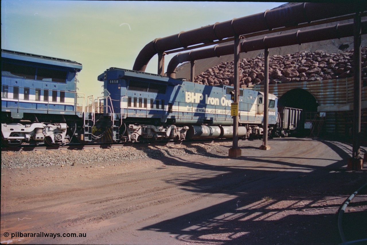 232-34
Yandi One balloon loop, as a train is being loaded the mid-train remotes approach, Goninan rebuild CM40-8M GE unit 5658 'Kakogawa' serial 8412-03 / 94-149 with the round tanks it is a rebuild from an AE Goodwin built M636 ALCo 5480. 18th of February 1997. [url=https://goo.gl/maps/qrCg6FjBfS22]GeoData[/url].
Keywords: 5658;Goninan;GE;CM40-8M;8412-03/94-149;rebuild;AE-Goodwin;ALCo;M636C;5480;G6061-1;