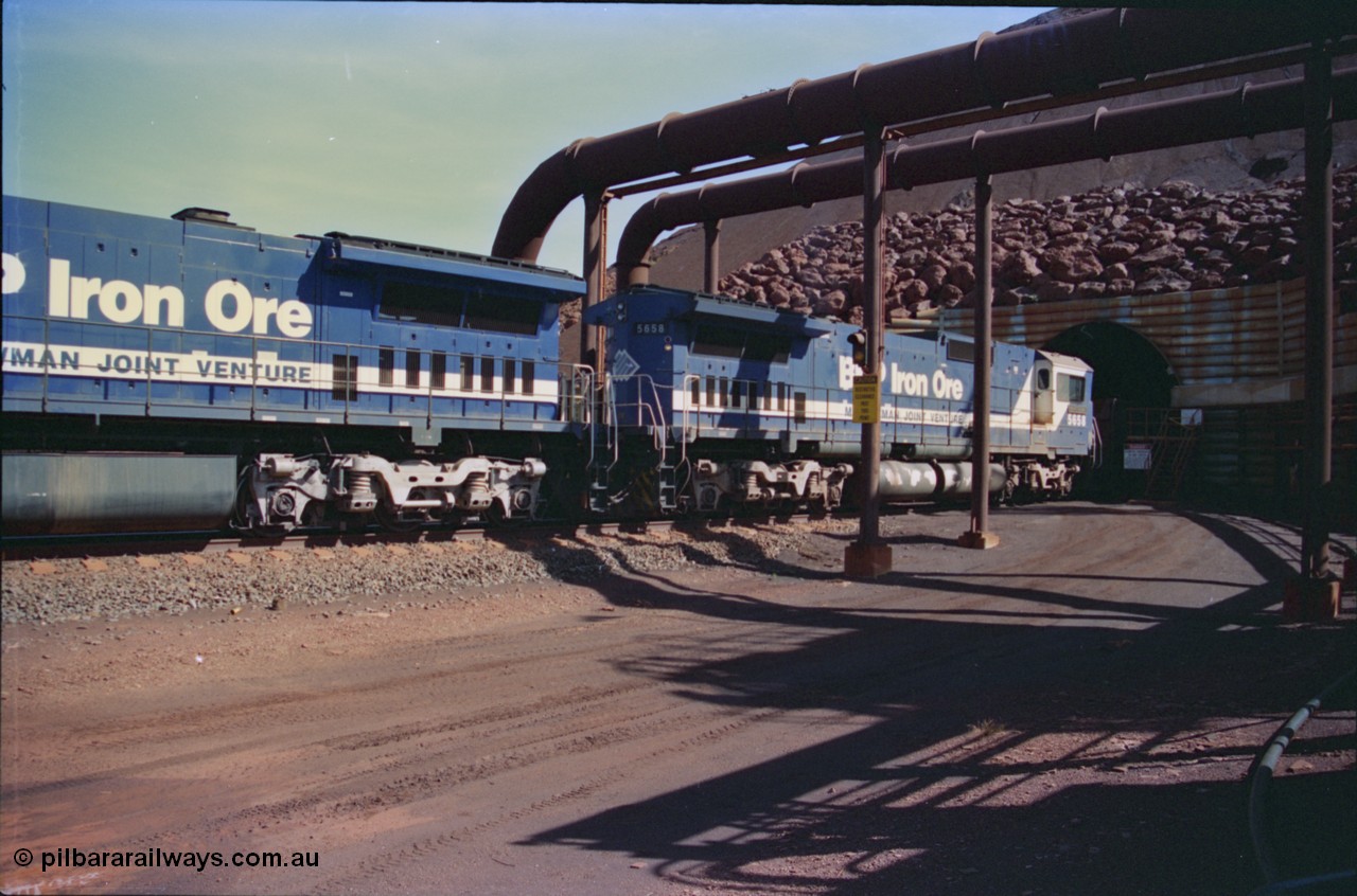 232-35
Yandi One balloon loop, as a train is being loaded the mid-train remotes approach, Goninan rebuild CM40-8M GE unit 5658 'Kakogawa' serial 8412-03 / 94-149 with the round tanks it is a rebuild from an AE Goodwin built M636 ALCo 5480. 18th of February 1997. [url=https://goo.gl/maps/qrCg6FjBfS22]GeoData[/url].
Keywords: 5658;Goninan;GE;CM40-8M;8412-03/94-149;rebuild;AE-Goodwin;ALCo;M636C;5480;G6061-1;