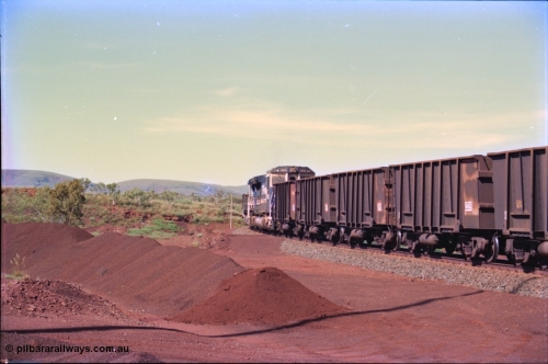 232-22
Yandi One balloon loop, as a train is being loaded the mid-train remotes approach, waggons are standard Comeng WA builds. 18th of February 1997. [url=https://goo.gl/maps/qrCg6FjBfS22]GeoData[/url].
