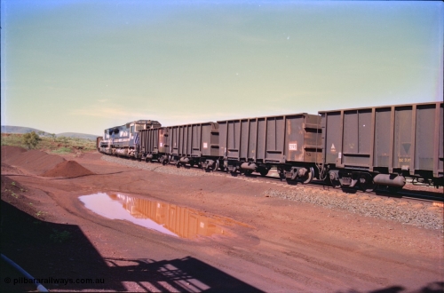 232-25
Yandi One balloon loop, as a train is being loaded the mid-train remotes approach, waggons are standard Comeng WA builds. 18th of February 1997. [url=https://goo.gl/maps/qrCg6FjBfS22]GeoData[/url].
