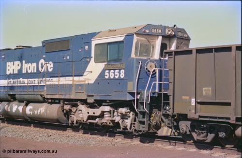 232-27
Yandi One balloon loop, as a train is being loaded the mid-train remotes approach, Goninan rebuild CM40-8M GE unit 5658 'Kakogawa' serial 8412-03 / 94-149 shows the cab front with the sheet metal windscreen protectors. 18th of February 1997. [url=https://goo.gl/maps/qrCg6FjBfS22]GeoData[/url].
Keywords: 5658;Goninan;GE;CM40-8M;8412-03/94-149;rebuild;AE-Goodwin;ALCo;M636C;5480;G6061-1;