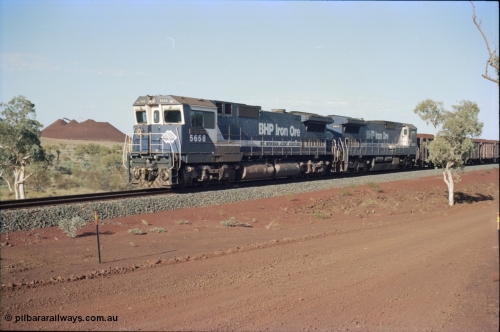 234-25
Yandi Two, BHP Iron Ore Goninan rebuild CM40-8M GE unit 5658 'Kakogawa' serial 8412-03 / 94-149 on the front of a 240 waggon loaded train, this configuration was trialled for a time with two Dash 8 locos, 120 waggons, Dash 8, 120 waggons and Dash 8. View looking from 5658 back to the ore stockpile at the loadout. Circa 1998.
Keywords: 5658;Goninan;GE;CM40-8M;8412-03/94-149;rebuild;AE-Goodwin;ALCo;M636C;5480;G6061-1;