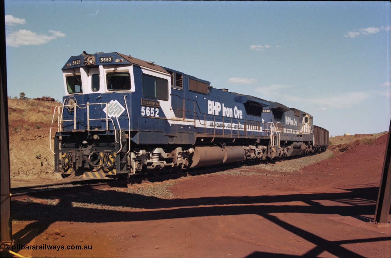 235-01
Yandi Two, BHP Iron Ore Goninan rebuild CM40-8M GE unit 5652 'Villanueva' serial 8412-09 / 93-143 arrives with the afternoon 240 waggon empty train with second unit Goninan built CM39-8 unit 5630 'Zeus', notice the fuel tank differences between the lead unit an ALCo rebuild and the second unit built new.
Keywords: 5652;Goninan;GE;CM40-8M;8412-09/93-143;rebuild;AE-Goodwin;ALCo;M636C;5482;G6061-3;