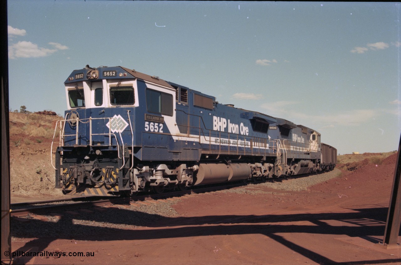 235-02
Yandi Two, BHP Iron Ore Goninan rebuild CM40-8M GE unit 5652 'Villanueva' serial 8412-09 / 93-143 arrives with the afternoon 240 waggon empty train with second unit Goninan built CM39-8 unit 5630 'Zeus', notice the fuel tank differences between the lead unit an ALCo rebuild and the second unit built new.
Keywords: 5652;Goninan;GE;CM40-8M;8412-09/93-143;rebuild;AE-Goodwin;ALCo;M636C;5482;G6061-3;