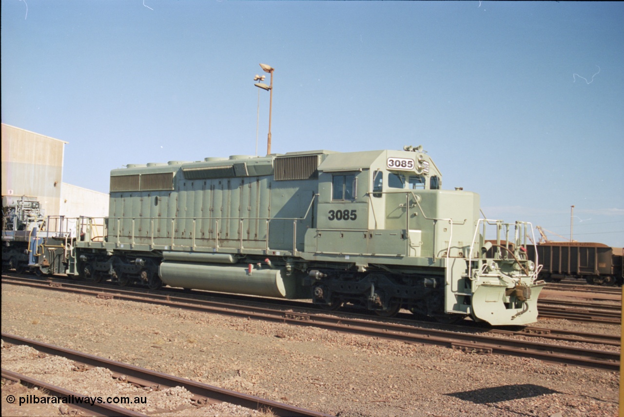 238-22
Nelson Point loco overhaul shop, former Union Pacific loco 3523 an EMD SD40-2 model, serial 786170-25 and now numbered 3085 for BHP Billiton Iron One service had only been in operation for eleven days when this shot was taken on the 27th November 2004. [url=https://goo.gl/maps/rqoN9uK26rQ2] Geodata [/url].
Keywords: 3085;EMD;SD40-2;786170-25;UP3523;