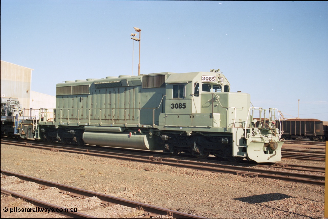 238-23
Nelson Point loco overhaul shop, former Union Pacific loco 3523 an EMD SD40-2 model, serial 786170-25 and now numbered 3085 for BHP Billiton Iron One service had only been in operation for eleven days when this shot was taken on the 27th November 2004. [url=https://goo.gl/maps/rqoN9uK26rQ2] Geodata [/url].
Keywords: 3085;EMD;SD40-2;786170-25;UP3523;