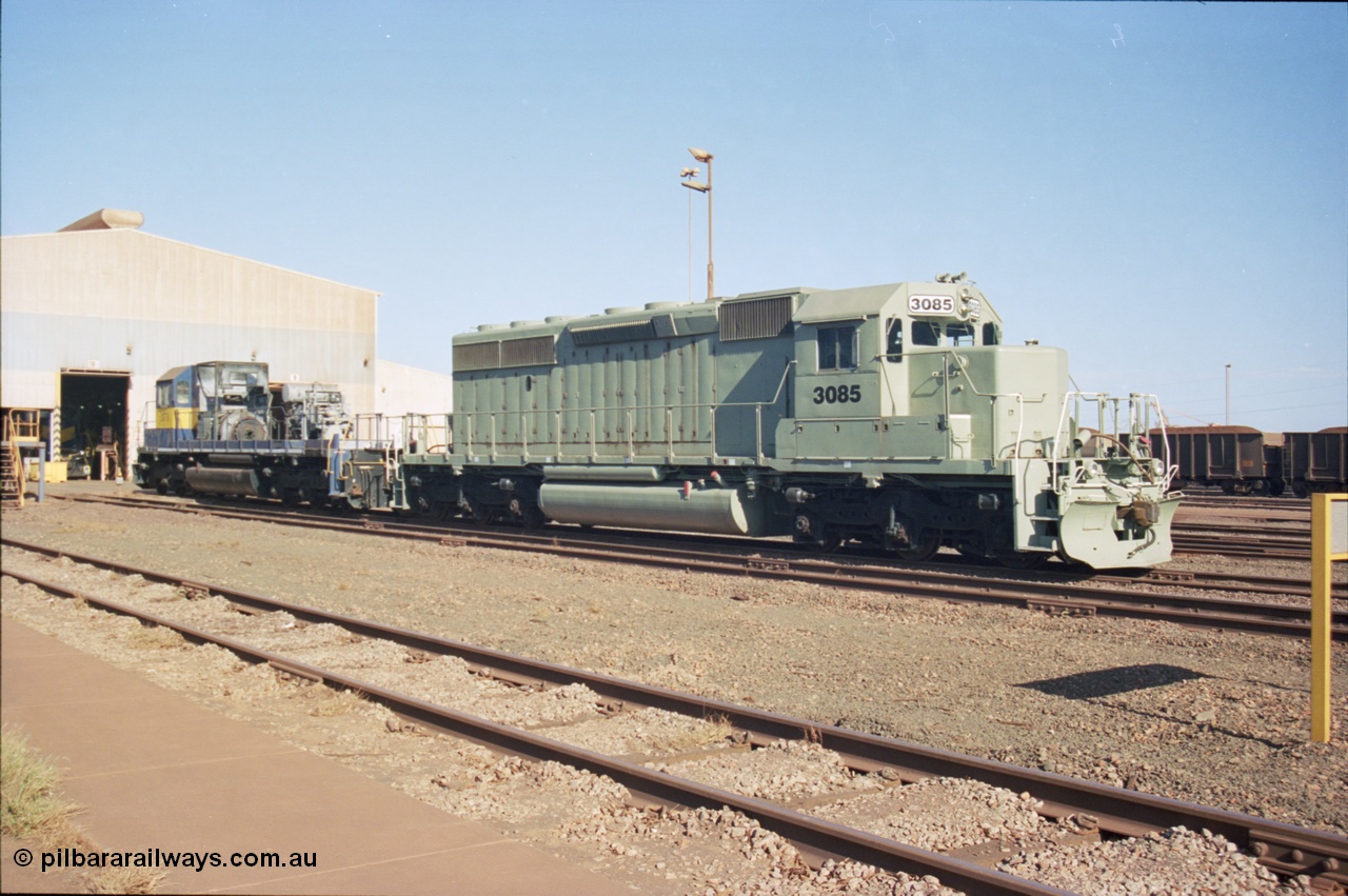 238-25
Nelson Point loco overhaul shop, former Union Pacific loco 3523 an EMD SD40-2 model, serial 786170-25 and now numbered 3085 for BHP Billiton Iron One service had only been in operation for eleven days when this shot was taken on the 27th November 2004. [url=https://goo.gl/maps/rqoN9uK26rQ2] Geodata [/url].
Keywords: 3085;EMD;SD40-2;786170-25;UP3523;