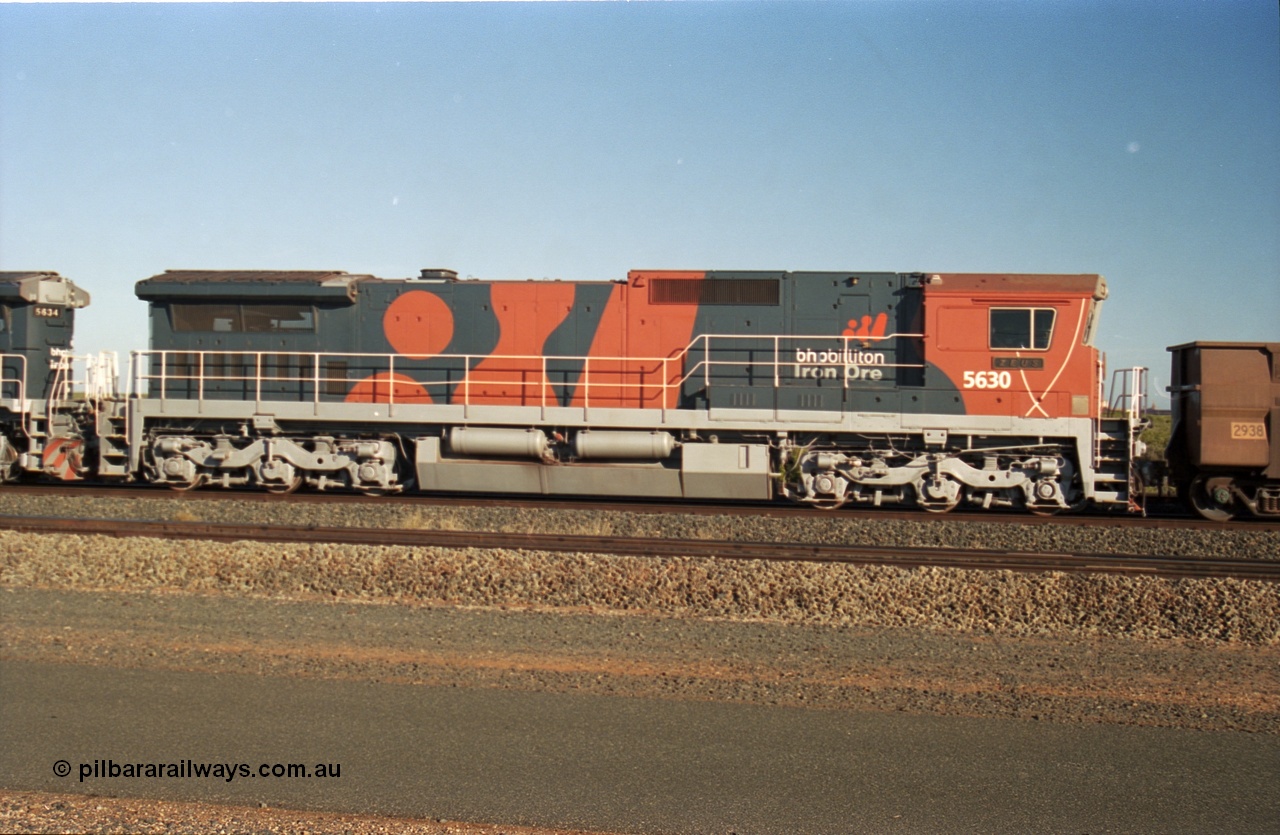 243-12
Nelson Point departure yard, BHP Billiton's CM39-8 unit 5630 'Zeus' serial 5831-09 / 88-079 and built new by Goninan in the new 'earth' or 'bubble' livery as it trails an empty train waiting departure time. August 2003.
Keywords: 5630;Goninan;GE;CM39-8;5831-09/88-079;