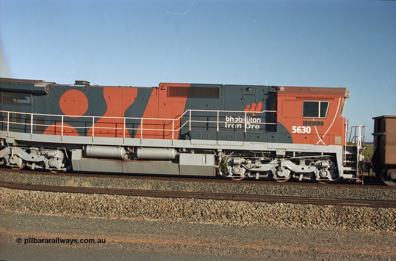 243-14
Nelson Point departure yard, BHP Billiton's CM39-8 unit 5630 'Zeus' serial 5831-09 / 88-079 and built new by Goninan in the new 'earth' or 'bubble' livery as it trails an empty train waiting departure time. August 2003.
Keywords: 5630;Goninan;GE;CM39-8;5831-09/88-079;