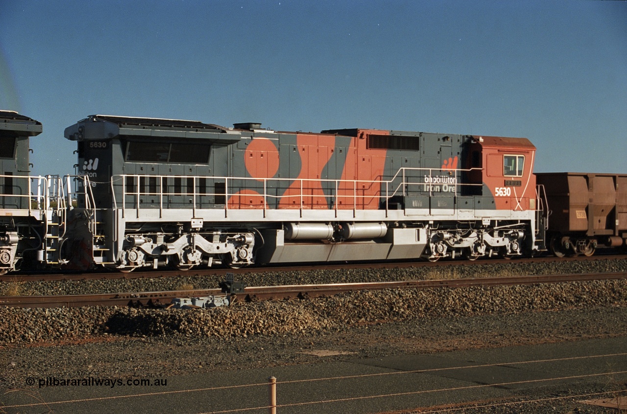 243-18
Nelson Point departure yard, BHP Billiton's CM39-8 unit 5630 'Zeus' serial 5831-09 / 88-079 and built new by Goninan in the new 'earth' or 'bubble' livery as it trails an empty train waiting departure time. August 2003.
Keywords: 5630;Goninan;GE;CM39-8;5831-09/88-079;