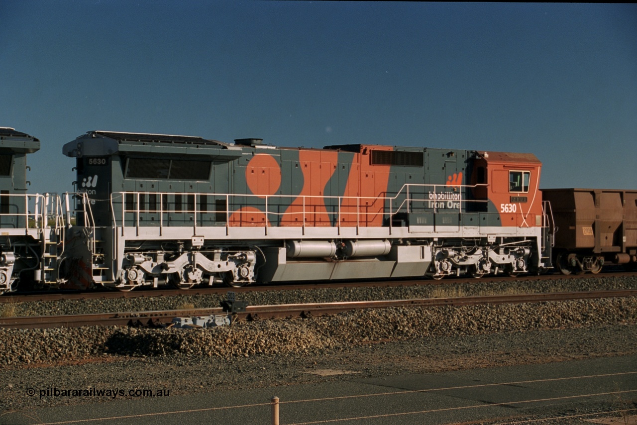 243-19
Nelson Point departure yard, BHP Billiton's CM39-8 unit 5630 'Zeus' serial 5831-09 / 88-079 and built new by Goninan in the new 'earth' or 'bubble' livery as it trails an empty train waiting departure time. August 2003.
Keywords: 5630;Goninan;GE;CM39-8;5831-09/88-079;