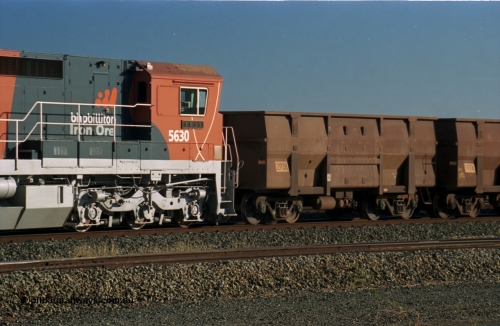 243-27
Nelson Point departure yard, BHP Billiton's CM39-8 unit 5630 'Zeus' serial 5831-09 / 88-079 and built new by Goninan in the new 'earth' or 'bubble' livery as it trails an empty train waiting departure time. August 2003.
Keywords: 5630;Goninan;GE;CM39-8;5831-09/88-079;