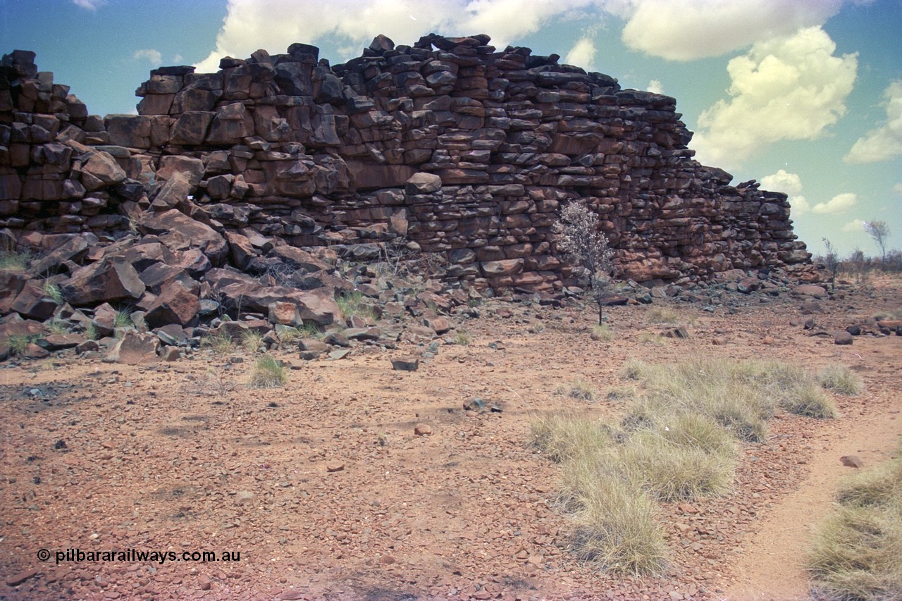 252-24
Abydos area, known as the China Wall or London Wall.
