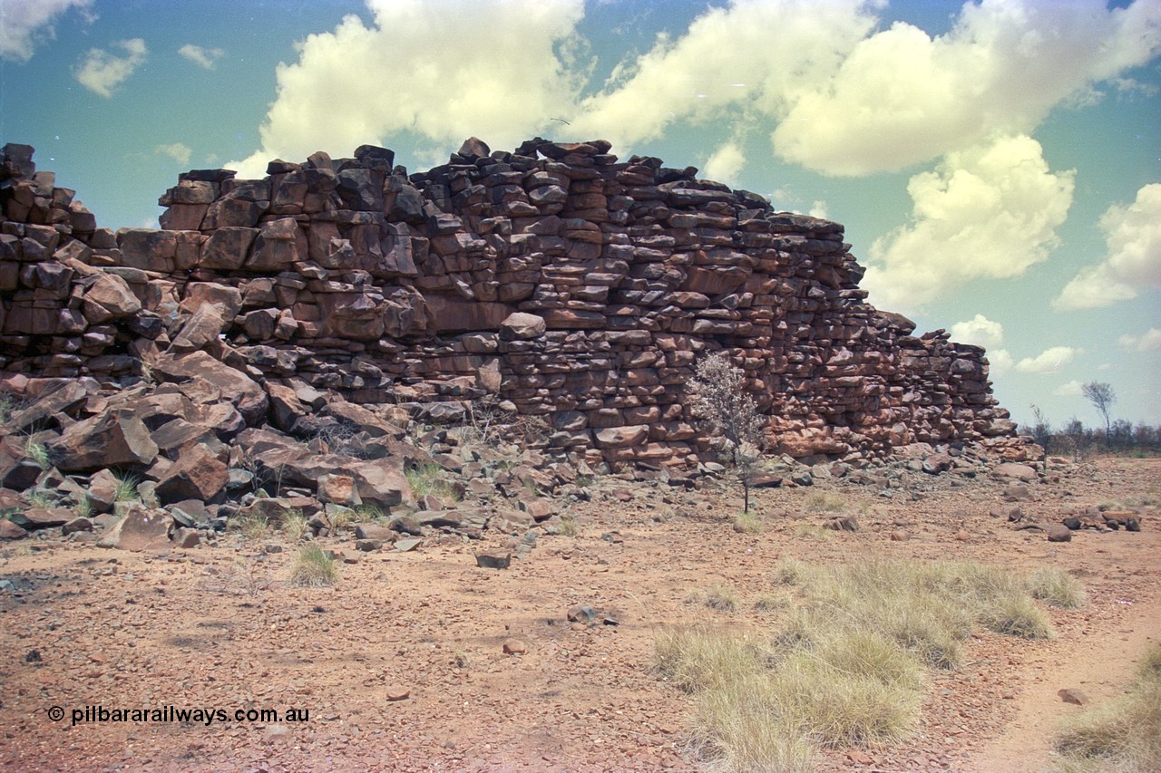 252-25
Abydos area, known as the China Wall or London Wall.
