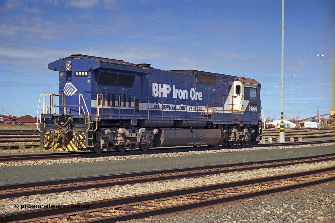 253-33
Nelson Point yard sees BHP dumper pilot locomotive 5666 'Taranto', a Goninan GE rebuild CM40-8MEFI model with serial 8412-11 / 94-157, 5666 was the first unit fitted with Electronic Fuel Injection to the 16FDL engine hence the EFI on the model designation.
Keywords: 5666;Goninan;GE;CM40-8MEFI;8412-11/94-157;rebuild;Comeng-NSW;ALCo;M636C;5487;C6084-3;