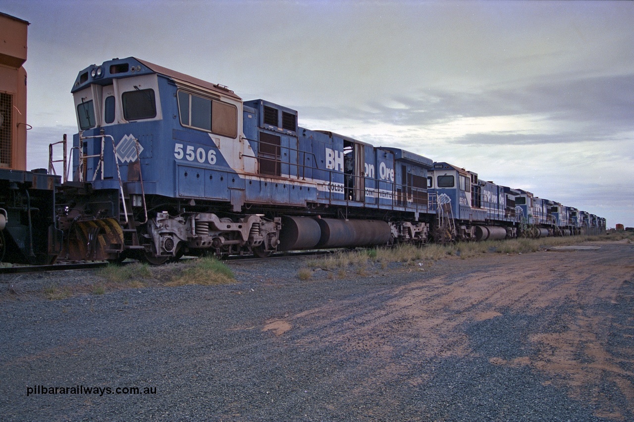 254-16
Flash Butt yard, stored line-up of the eight Goninan ALCo to GE rebuild C36-7M units, 5506 with serial number 4839-01 / 87-071. This was the first unit in the world to be built into a C36-7 from an ALCo C636 locomotive. It was rebuilt 1987 from AE-Goodwin built ALCo C636 numbered 5455 with serial number G6012-4.
Keywords: 5506;Goninan;GE;C36-7M;4839-01/87-071;rebuild;AE-Goodwin;ALCo;C636;5455;G6012-4;