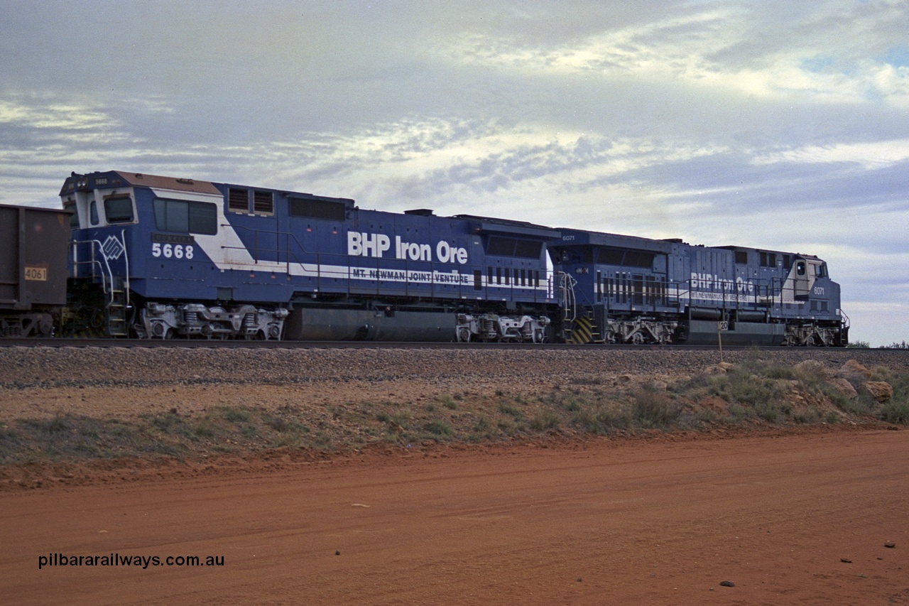 254-26
Bing Siding at the 20 km, an empty train departs south with Goninan rebuild unit 5668 'Dunkirk' an CM40-8MEFI model with serial number 8412-01 / 95-159, one of the last four rebuilds with an EFI 7FDL engine. It is trailing AC6000 unit 6071. September 2001.
Keywords: 5668;Goninan;CM40-8MEFI;8412-01/95-159;