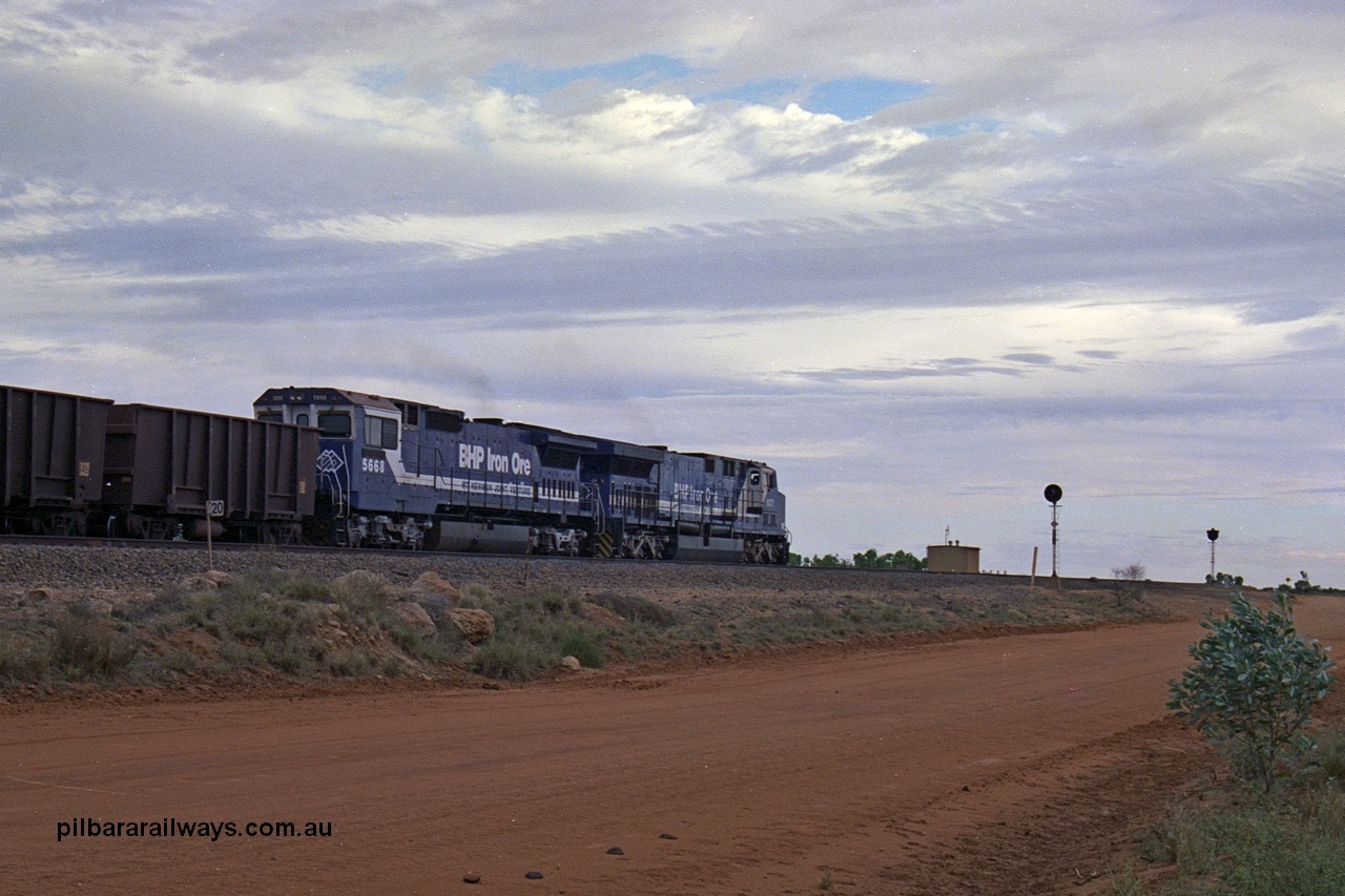 254-27
Bing Siding at the 20 km, an empty train departs south with Goninan rebuild unit 5668 'Dunkirk' an CM40-8MEFI model with serial number 8412-01 / 95-159, one of the last four rebuilds with an EFI 7FDL engine. It is trailing AC6000 unit 6071. September 2001.
Keywords: 5668;Goninan;CM40-8MEFI;8412-01/95-159;