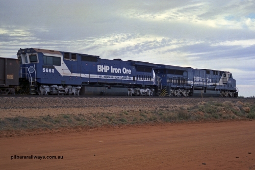 254-26
Bing Siding at the 20 km, an empty train departs south with Goninan rebuild unit 5668 'Dunkirk' an CM40-8MEFI model with serial number 8412-01 / 95-159, one of the last four rebuilds with an EFI 7FDL engine. It is trailing AC6000 unit 6071. September 2001.
Keywords: 5668;Goninan;GE;CM40-8MEFI;8412-01/95-159;rebuild;Comeng-NSW;ALCo;M636C;5489;C6084-05;