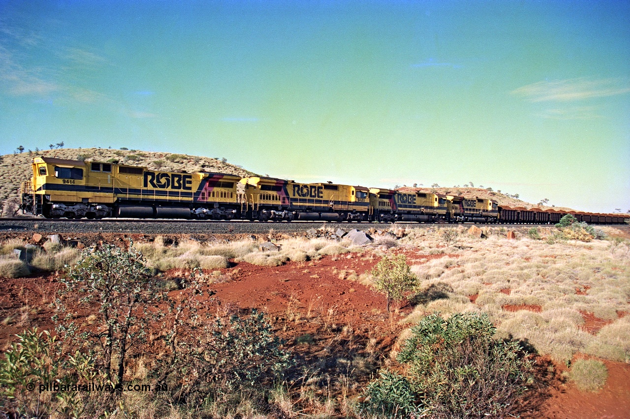 256-20
Maitland Siding, early morning loaded train waiting for a meet with an empty behind the quad CM40-8M working of 9414, 9420, 9410 and 9425. May 2002.
Keywords: 9414;Goninan;GE;CM40-8M;8206-11/91-124;rebuild;AE-Goodwin;ALCo;M636;G6060-5;