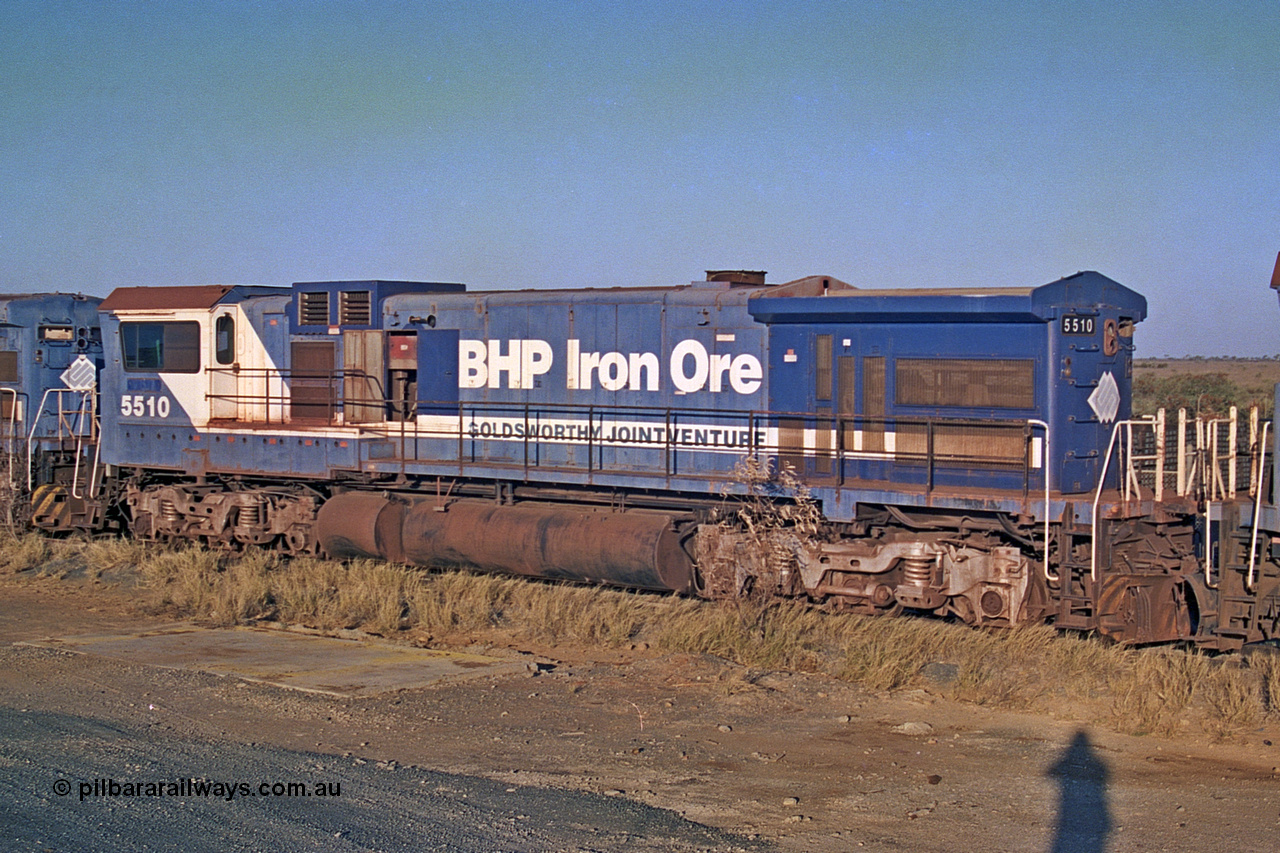 257-06
Flash Butt yard BHP's stored Goninan WA ALCo C636 to GE C36-7M rebuild unit 5510 awaits its fate. Rebuilt in 1987 at Goninan's Welshpool factory from a 1969 AE Goodwin built ALCo C636 with serial number G6027-2 and road number 5458 and assigned new serial number 4839-07 / 87-075. It was delivered in Mount Newman Mining orange and was named Newman. Of note is the Dash 8 radiator frame, the unit was converted to a Dash 8 radiator following loadout damage. Late 2001.
Keywords: 5510;Goninan;GE;C36-7M;4839-07/87-075;rebuild;AE-Goodwin;ALCO;C636;5458;G6027-2;