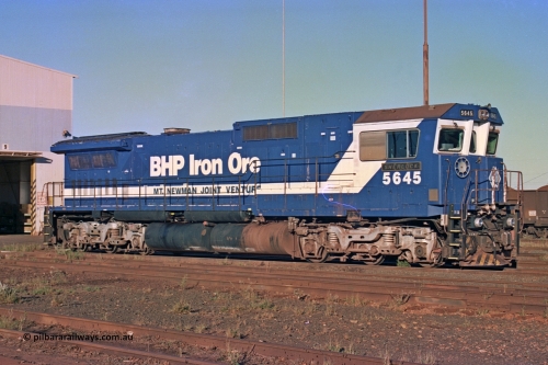 258-35
Nelson Point, Loco Overhaul Shop, Goninan WA rebuild CM40-8M unit 5645 'Sherlock' serial number 8281-11/93-134. Early May 2002.
Keywords: 5645;Goninan;GE;CM40-8M;8281-11/92-134;rebuild;AE-Goodwin;ALCo;M636C;5475;G6047-7;