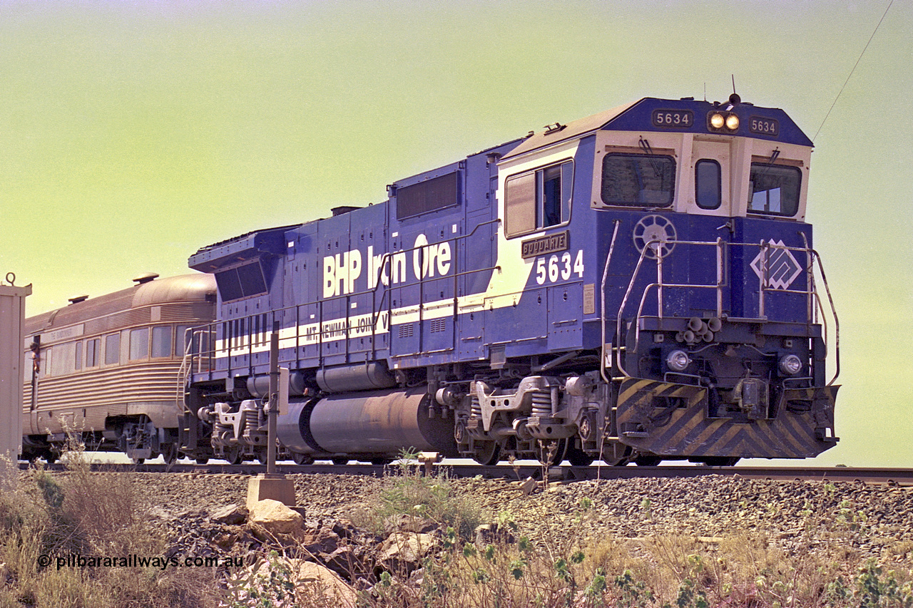 267-29
At the 39 km, Goninan rebuild CM40-8M unit 5634 'Boodarie' serial number 8151-07 / 91-120 stands with the Sundowner Special alongside the AEI reader at the 39 km detector site on the Newman mainline. This was a special for the 25 years of the Alstom / BHP service agreement. Friday 12th of April 2002.
Keywords: 5634;Goninan;GE;CM40-8M;8151-07/91-120;rebuild;AE-Goodwin;ALCo;C636;5457;G6027-1;