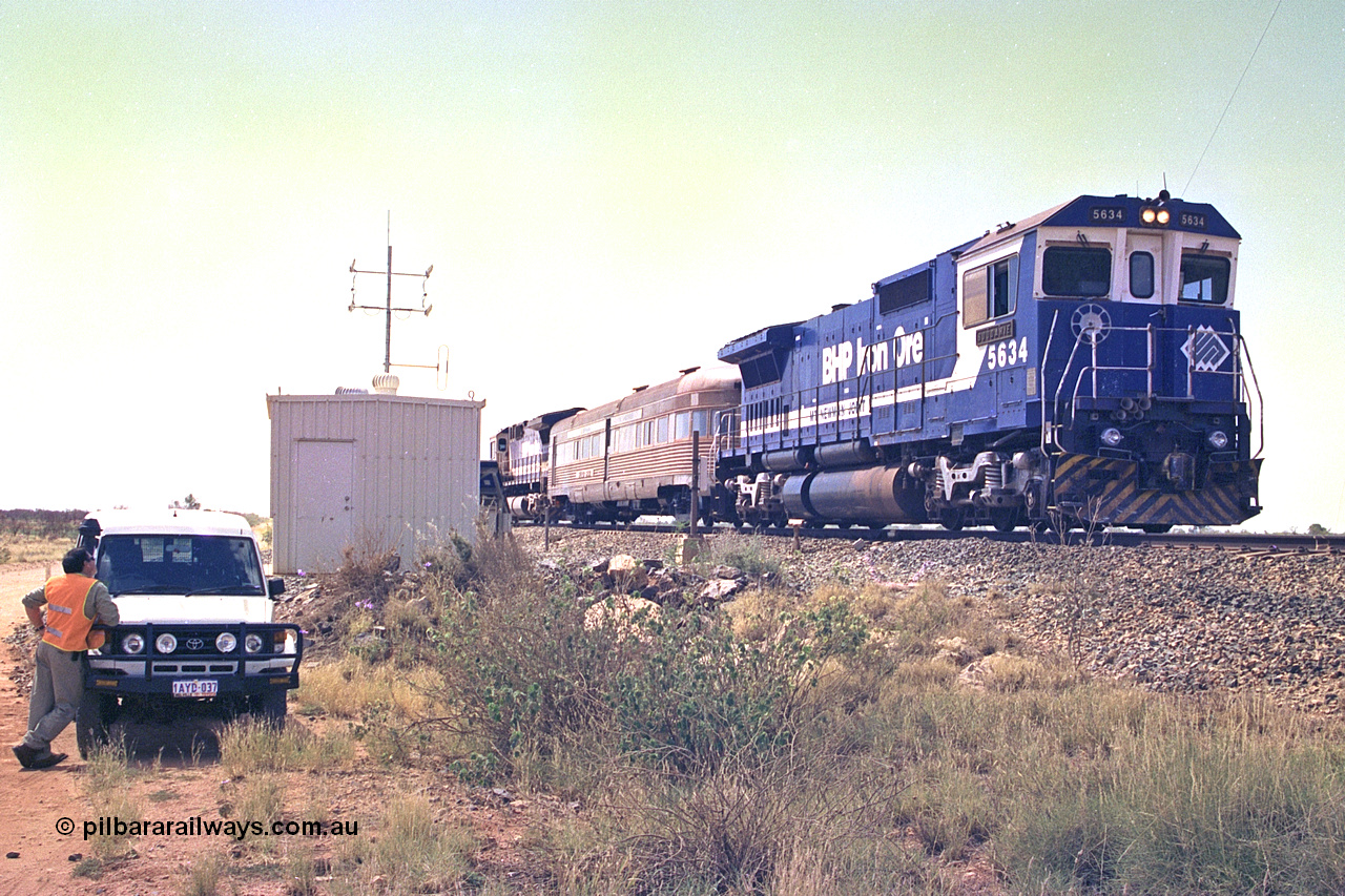 267-31
At the 39 km, Goninan rebuild CM40-8M unit 5634 'Boodarie' serial number 8151-07 / 91-120 stands with the Sundowner Special alongside the AEI reader at the 39 km detector site on the Newman mainline. This was a special for the 25 years of the Alstom / BHP service agreement. Friday 12th of April 2002.
Keywords: 5634;Goninan;GE;CM40-8M;8151-07/91-120;rebuild;AE-Goodwin;ALCo;C636;5457;G6027-1;