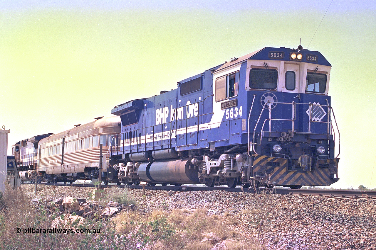 267-32
At the 39 km, Goninan rebuild CM40-8M unit 5634 'Boodarie' serial number 8151-07 / 91-120 stands with the Sundowner Special alongside the AEI reader at the 39 km detector site on the Newman mainline. This was a special for the 25 years of the Alstom / BHP service agreement. Friday 12th of April 2002.
Keywords: 5634;Goninan;GE;CM40-8M;8151-07/91-120;rebuild;AE-Goodwin;ALCo;C636;5457;G6027-1;