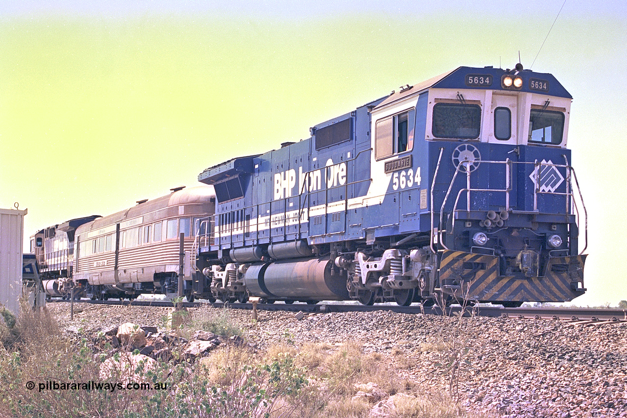 267-33
At the 39 km, Goninan rebuild CM40-8M unit 5634 'Boodarie' serial number 8151-07 / 91-120 stands with the Sundowner Special alongside the AEI reader at the 39 km detector site on the Newman mainline. This was a special for the 25 years of the Alstom / BHP service agreement. Friday 12th of April 2002.
Keywords: 5634;Goninan;GE;CM40-8M;8151-07/91-120;rebuild;AE-Goodwin;ALCo;C636;5457;G6027-1;