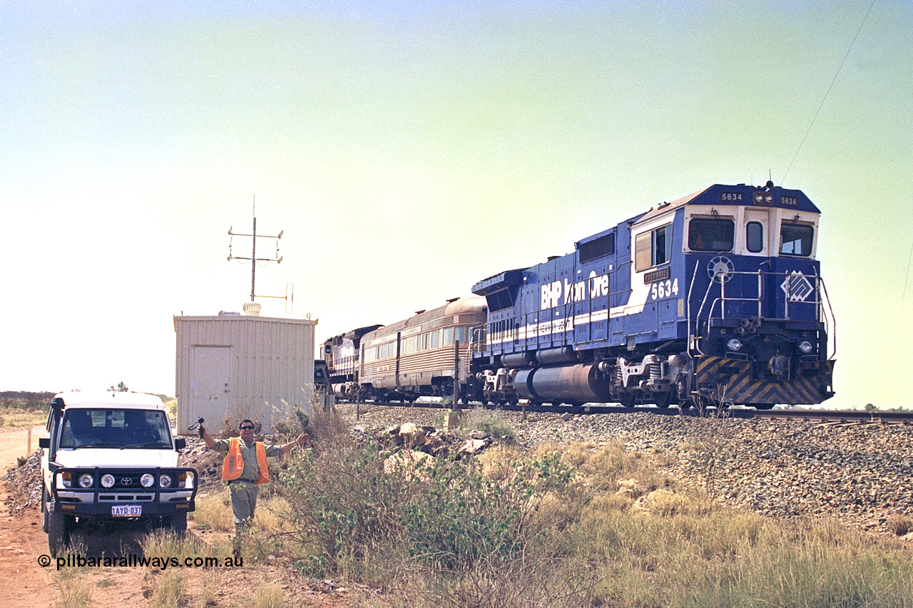 267-34
39 km Newman line, BHP Iron Ore's Goninan GE CM40-8M rebuild unit 5634 'Boodarie' serial number 8151-07 / 91-1208151-07 / 91-120 stands with the Alstom 25-year celebration train with the Sundowner at the 39 km detection site on the BHP's Newman mainline.
Alstom's technician Peter Collins gives a wave.
 Friday 12th of April 2002.
Keywords: 5634;Goninan;GE;CM40-8M;8151-07/91-120;rebuild;AE-Goodwin;ALCo;C636;5457;G6027-1;