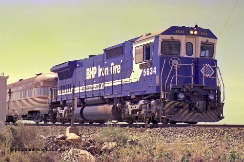 267-29
At the 39 km, Goninan rebuild CM40-8M unit 5634 'Boodarie' serial number 8151-07 / 91-120 stands with the Sundowner Special alongside the AEI reader at the 39 km detector site on the Newman mainline. This was a special for the 25 years of the Alstom / BHP service agreement. Friday April 12, 2002.
Keywords: 5634;Goninan;GE;CM40-8M;8151-07/91-120;rebuild;AE-Goodwin;ALCo;C636;5457;G6027-1;