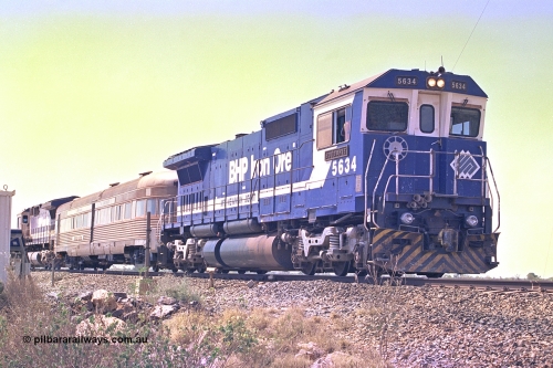 267-32
At the 39 km, Goninan rebuild CM40-8M unit 5634 'Boodarie' serial number 8151-07 / 91-120 stands with the Sundowner Special alongside the AEI reader at the 39 km detector site on the Newman mainline. This was a special for the 25 years of the Alstom / BHP service agreement. Friday April 12, 2002.
Keywords: 5634;Goninan;GE;CM40-8M;8151-07/91-120;rebuild;AE-Goodwin;ALCo;C636;5457;G6027-1;