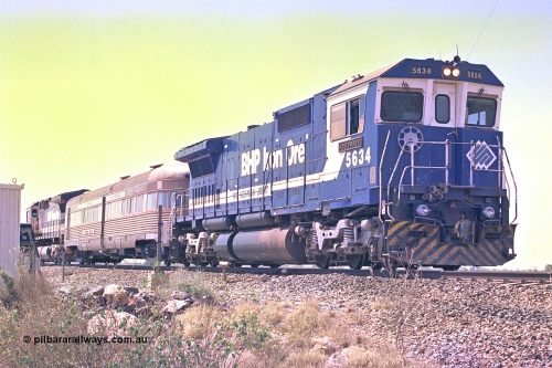 267-33
At the 39 km, Goninan rebuild CM40-8M unit 5634 'Boodarie' serial number 8151-07 / 91-120 stands with the Sundowner Special alongside the AEI reader at the 39 km detector site on the Newman mainline. This was a special for the 25 years of the Alstom / BHP service agreement. Friday April 12, 2002.
Keywords: 5634;Goninan;GE;CM40-8M;8151-07/91-120;rebuild;AE-Goodwin;ALCo;C636;5457;G6027-1;