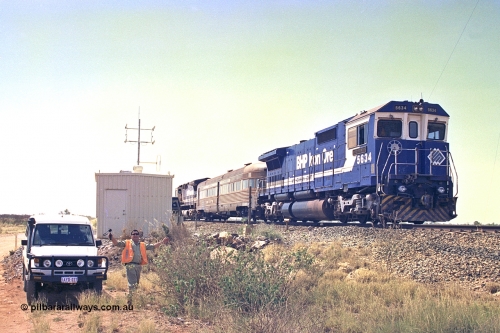 267-34
39 km Newman line, BHP Iron Ore's Goninan GE CM40-8M rebuild unit 5634 'Boodarie' serial number 8151-07 / 91-1208151-07 / 91-120 stands with the Alstom 25-year celebration train with the Sundowner at the 39 km detection site on the BHP's Newman mainline.
Alstom's technician Peter Collins gives a wave. Friday April 12, 2002.
Keywords: 5634;Goninan;GE;CM40-8M;8151-07/91-120;rebuild;AE-Goodwin;ALCo;C636;5457;G6027-1;