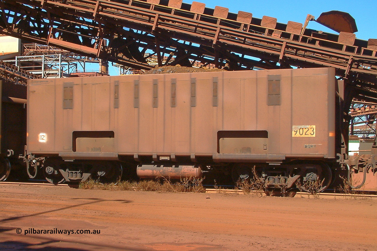 030712 143051
Nelson Point, empty BHP ore waggon 9023, originally built by Comeng in Mittagong NSW as a part of seven prototype ore waggons made from low carbon 301 stainless steel with an higher volume and aerodynamic flat sides and were bogieless with four independent radial wheel sets. Of the seven waggon, the first four had a flat floor and final three had a drop belly floor. The radial wheel sets were later replaced with conventional bogies. 12th of July 2003.
Keywords: 9023;Comeng-NSW;BHP-ore-waggon;