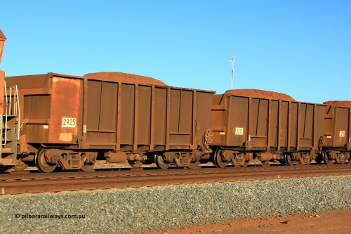 2925 Comeng 110620 2392
Walla, comparison between loaded BHP ore waggons from Comeng WA in 2925 and 3312 from Astra Vagoane, Arad Romania. 2925 is from a batch of four hundred built in 1971 by Comeng WA, while 3312 is from a batch of three hundred and fifty built in 1988 by Astra Vagoane, of which two hundred and eighty-four didn't enter service. The Comeng build features square side and floor joins, while the Astra Vagoane build is all rounded. June 20, 2011.
Keywords: 2925;Comeng-WA;3312;Astra-Vagoane-Arad-Romania;BHP-ore-waggon;
