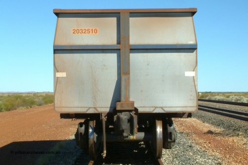 4403 Goninan 040801 144038
Walla Siding, Goninan built, Lynx Engineering designed ore waggon 4403 made from 5Cr12Ti stainless steel these waggons are known as Golynx waggons, asset number 203510 with serial 950124-004 and build date 02/2004. 1st August 2004.
Keywords: 4403;Goninan-WA;Golynx;BHP-ore-waggon;