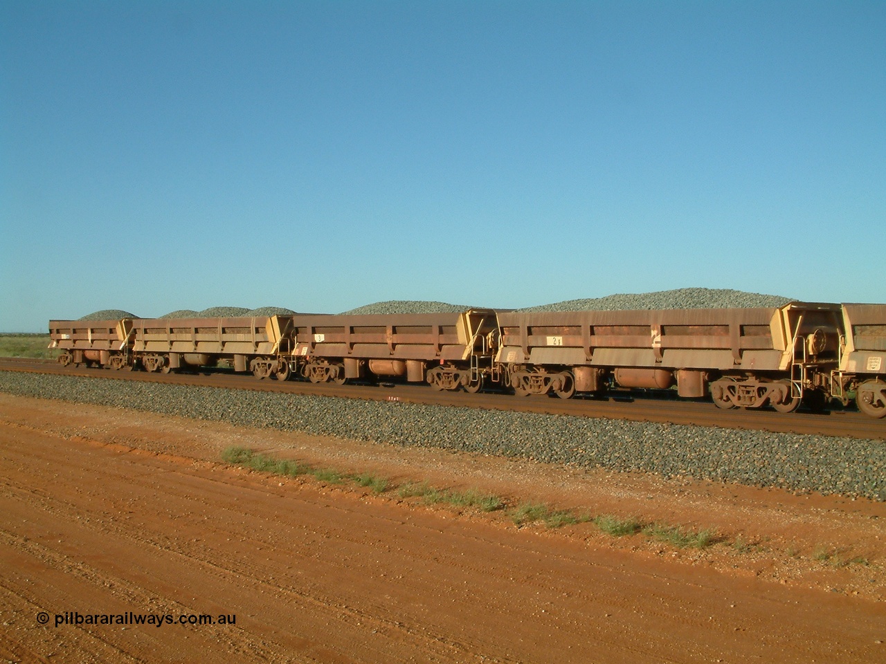 040408 170040
Bing Siding, Difco Ohio USA built side dump waggons, three short and one long all loaded with fines. In 1966 five short side dump waggons were originally built for Goldsworthy Mining, here we see no. 2, 3 and 1 on the rear and Mt Newman Mining long side dump waggon 701.
Keywords: Difco-Ohio-USA;GML;BHP-ballast-waggon;