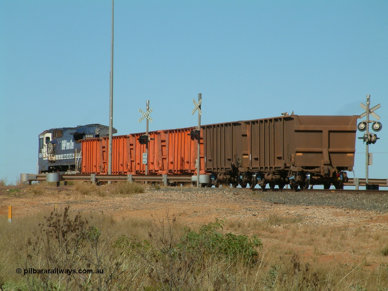 040806 091930
Goldsworthy Junction, 5666 runs the weighbridge test train with the four orange weighbridge test waggons and two ore waggons to provide braking.
