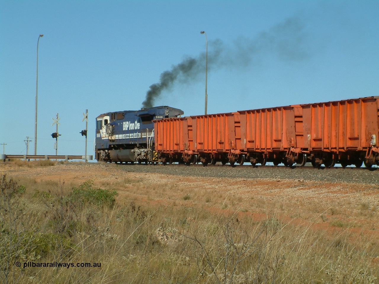 040806 092042
Goldsworthy Junction, 5666 runs the weighbridge test train with the four orange weighbridge test waggons and two ore waggons to provide braking.
