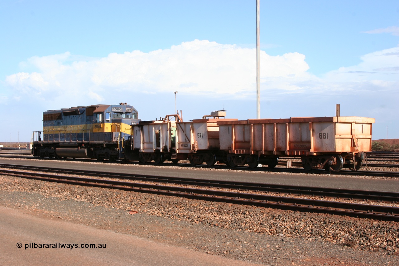 050319 0149
Nelson Point, dumper pilot SD40 3080 with compressor waggon set #1, made up of spacer/ballast waggon 681 and compressor waggon 671, both converted from original Magor built 91 ton ore waggons, painted white.
