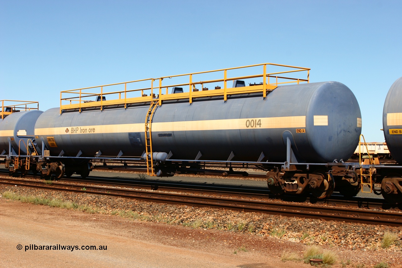 060414 3459
Nelson Point yard, empty 116 kL Comeng WA built tank waggon 0014 from 1974-5, one of six such tank waggons.
Keywords: Comeng-WA;BHP-tank-waggon;