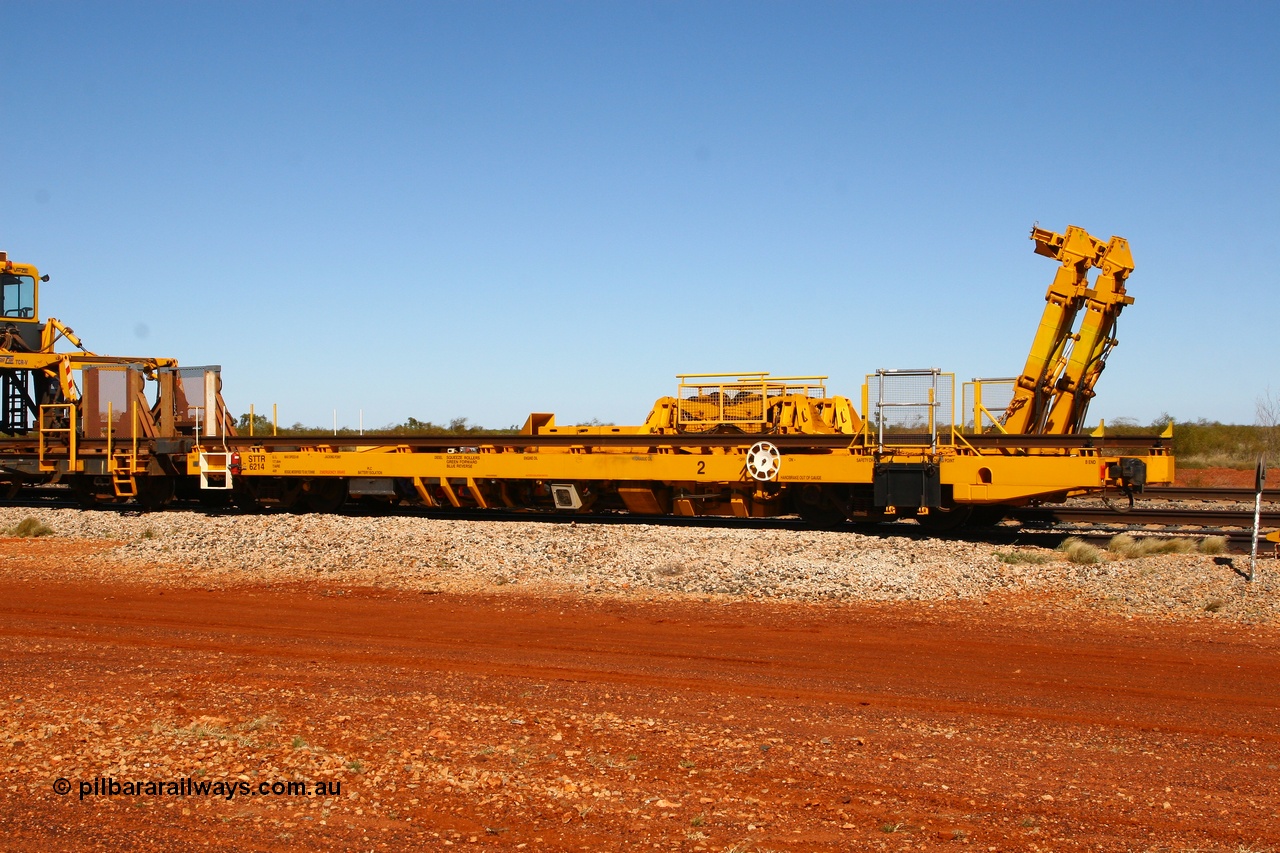 080621 2725
Gillman Siding, new Lead-Off Lead-On waggon STTR class STTR 6214 on the end of the Steel Train or rail recovery and transport train, built by Gemco Rail WA, the chutes can be seen standing up with the squeeze rollers behind the mesh.
Keywords: Gemco-Rail-WA;BHP-rail-train;STTR-type;STTR6214;